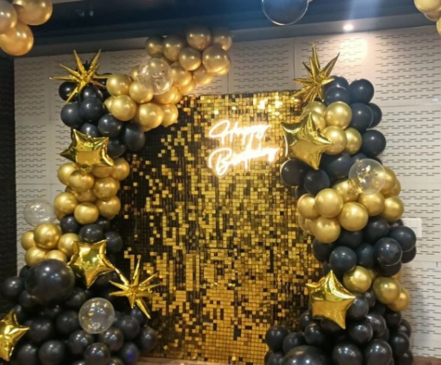 Gold Pannels Theme Decor